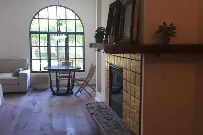 Image de Villa 1 Chambre de Luxe Rénovée avec Salon et Cuisine<br>