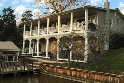 Image de Belle 5 chambres, 3 salles de bain Lakefront House sur le lac Badin en Caroline du Nord