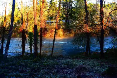 Image de Grande maison familiale sur la rivière Santiam avec porte Hobbit!