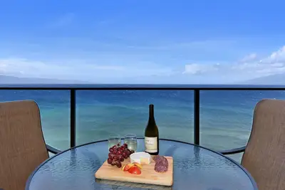 Image de Incroyable vues du 10ème étage! Luxueux 1br / 1ba Direct Oceanfront! Mahana 1008