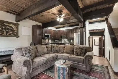 Rénové 3br, Sleeps 9, Near Tahoe, Piscine D'été, par River & Bike à Tahoe Am28