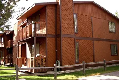 Image de Maison de ville confortable de Yellowstone Ouest pour 7 Ă 8 personnes * / Basecamp Ă Aventure