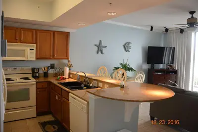 Image de Waters Edge ~ Beachfront ~ Récemment rénové en mai 2018! ! !