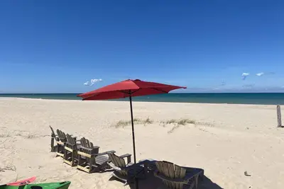 Image de Sommerset: une belle / confortable cabane en rondins sur le lac Michigan avec une plage de sable fin
