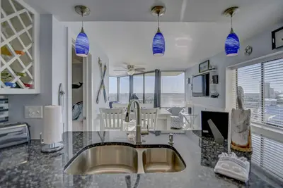 Image de 2 Lits / 1 Penthouse De Bain, Vues ÉTONNANTES, Chaises Wifi & Beach!