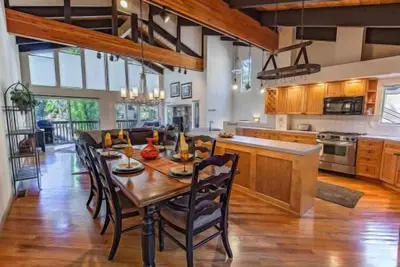 Image de Village Town Home W / Clubhouse piscine, bain Ă remous, tennis et billard!