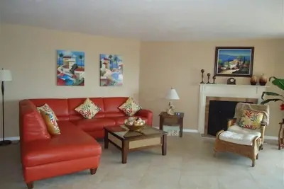Image de Condo De Plage Mespectaculaire. 2/2 plus Den. Piscine Chauffee - Email Us.