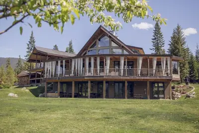 Image de Maison de montagne moderne sereine