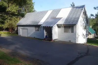 Image de Près de Lassen, Big Yard, et une salle de stationnement pour véhicules de camping