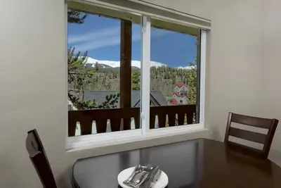 Image de Profitez de ce condo totalement mis à jour; Marchez jusqu'à la télécabine et au centre-ville