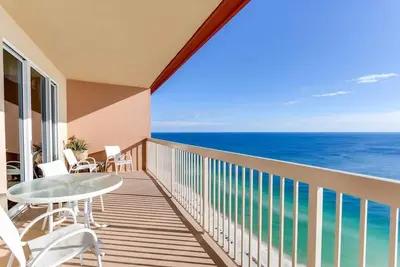 Image de GulfFront Condo w / Master Bedroom Vue directe sur le golfe. Service de plage inclus