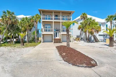 Image de Maison de plage entièrement rénovée! 5BRs & Bonus Room!
