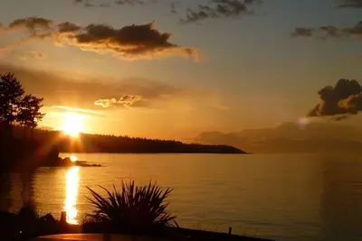 Image de Nanoose Bay Oceanfront Accueil avec une vue imprenable et sans rendez-vous Sur la plage