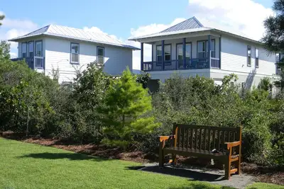 Image de Maison contemporaine moderne à Seacrest Beach avec une cour arrière privée