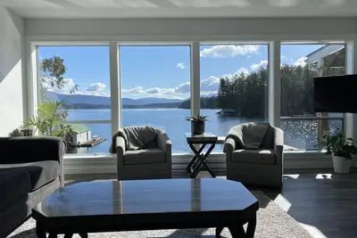 Image de Maison au bord du lac privé sur le magnifique lac Sproat