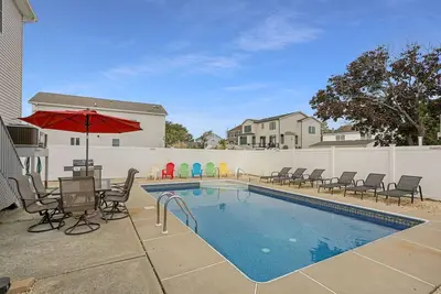 Image de Spacieux Beach House / Piscine / 2 Blks to Beach / Parfait pour les familles