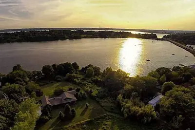 Image de Composé familial sur 3+ acres sur 250 pieds de front de mer direct - 14 personnes