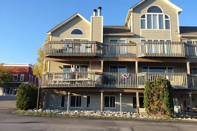Image de Downtown Frankfort Condo donnant Betsie Bay
