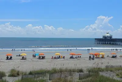 Image de Dolphin Watch - Charmant - Cosy - Oceanfront - Beachfront!