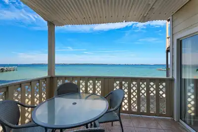Image de Vue panoramique sur la baie! Plage familiale, sons de surf tranquilles!