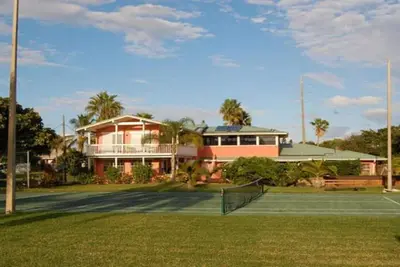 Image de One-of-a-kind rivière Front Estate Dans Cocoa Beach!