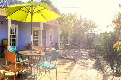 Image de Casa Azul. . . Vraiment la seule maison juste à côté de la Plaza au coeur de la vieille ville.