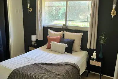 Image de Maison haut de gamme située au centre avec chambre à louer - Grands hôtes et quartier