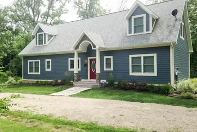 Image de Maison joliment décorée avec bain à remous, très proche de la plage, grand terrain boisé