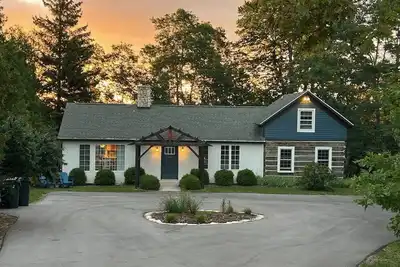 Image de Maison en bois rond modernisée à proximité des commerces et des promenades au coucher du soleil