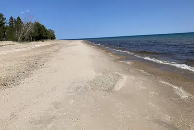 Image de At-The-Lake lac Michigan Cape Cod Accueil avec plage de sable du lac Michigan accès.