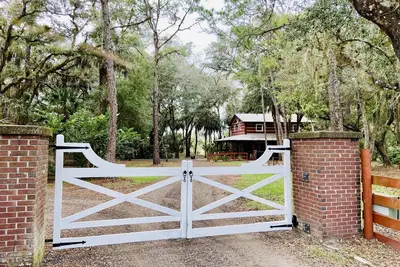 Image de Sebring, Floride, secret le mieux gardé \"Cabane en rondins de hamac Cracker\"