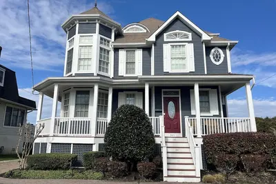 Image de Victorien moderne, dans le centre-ville, à 2 pâtés de maisons de la plage, à quelques minutes à pied du centre commercial
