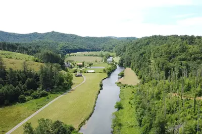 Image de Un bon morceau d'Ashe, situé sur la South Fork New River, 100 hectares privés