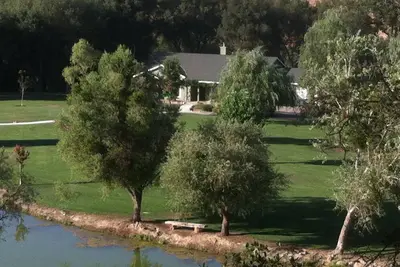 Image de Accueil avec étang dans le parc comme la création