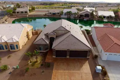 Image de Nouvelle maison dans la communauté Gated Los Lagos sur le lac artificiel, à côté du terrain de golf