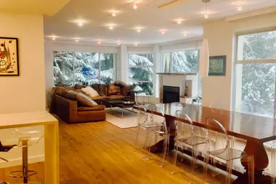 Image de Commencez vos vacances parfaites dans notre condo Whistler skis aux pieds de 3 chambres!