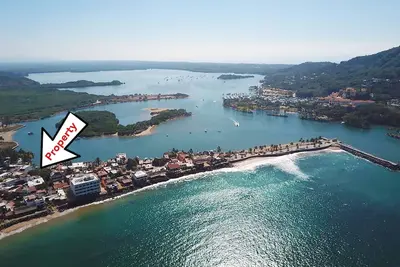 Situé dans le centre de la péninsule de Barra, 1 pâté de maisons de la plage et le lagon