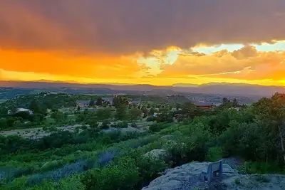 Image de Magnifique Maison Rock Castle Avec Vue Sur La Montagne À Couper Le Souffle!