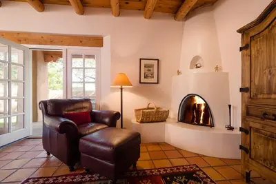 Image de Deux chambres, trois salles de bains, élégant Adobe Home. Walk To Plaza!