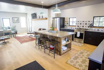 Image de Nouvelle maison, meilleur emplacement, montagne moderne près de Elk Ave. Près des sentiers.