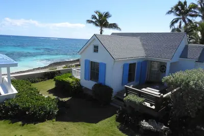 Image de Cozy Cottage Ocean-Side dans le village historique de Hope Town