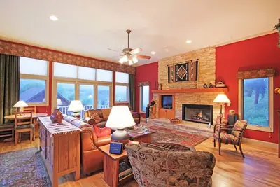 Image de Chalet de luxe, à quelques pas de la rue Main, bain à remous au sommet des pins, navette de ski gratuite