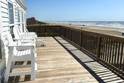 Image de Gem en bord de mer sur le sable! Grande terrasse, 3 salles de bain 2 cac, bain à remous, WiFi et câble!