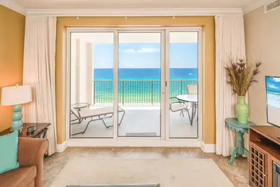 Image de Condo sur la plage avec service de plage!