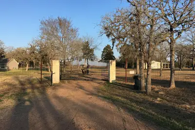 Image de Central Texas House sur 3 acres avec accès potentiel à un ranch de gibier de 800 acres