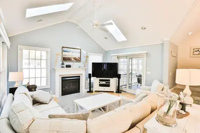 Image de \"Decked Out\" - Luxueux Beach House minutes du centre-ville de Bethany!