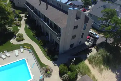 Image de Sur le lac Michigan avec plage privée et piscine. Marchez jusqu'à la ville! Chaque fenêtre Lakeview!