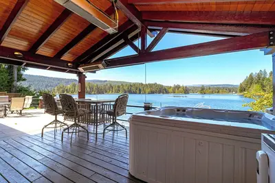 Image de Lakefront Log Cabin avec une évasion moderne