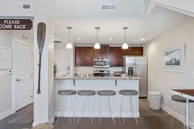 Image de Proche Centre-Ville 2br W / PRIVÉ Bain Rms, + Loft 6 couchages. Balcons privés.