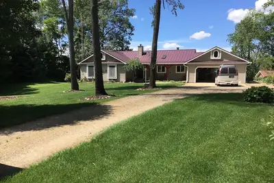 Image de Ranch confortable avec terrasse sur un terrain boisé isolé sur un magnifique lac privé.